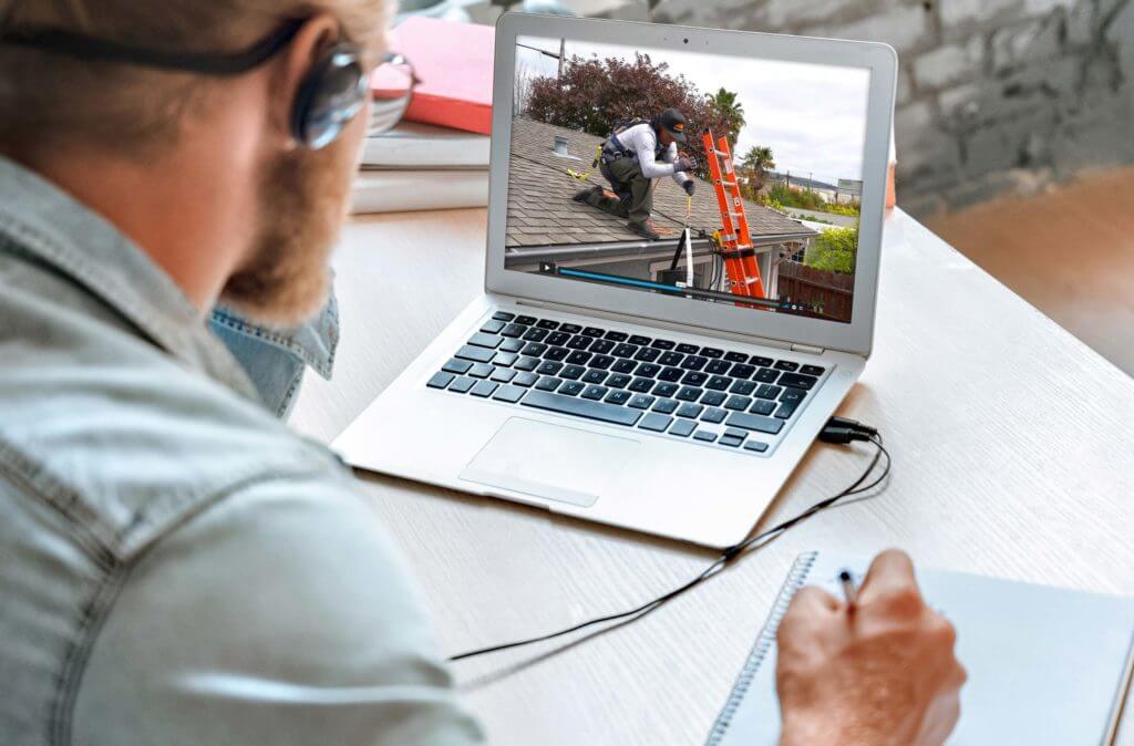 Guy watching course on laptop at desk